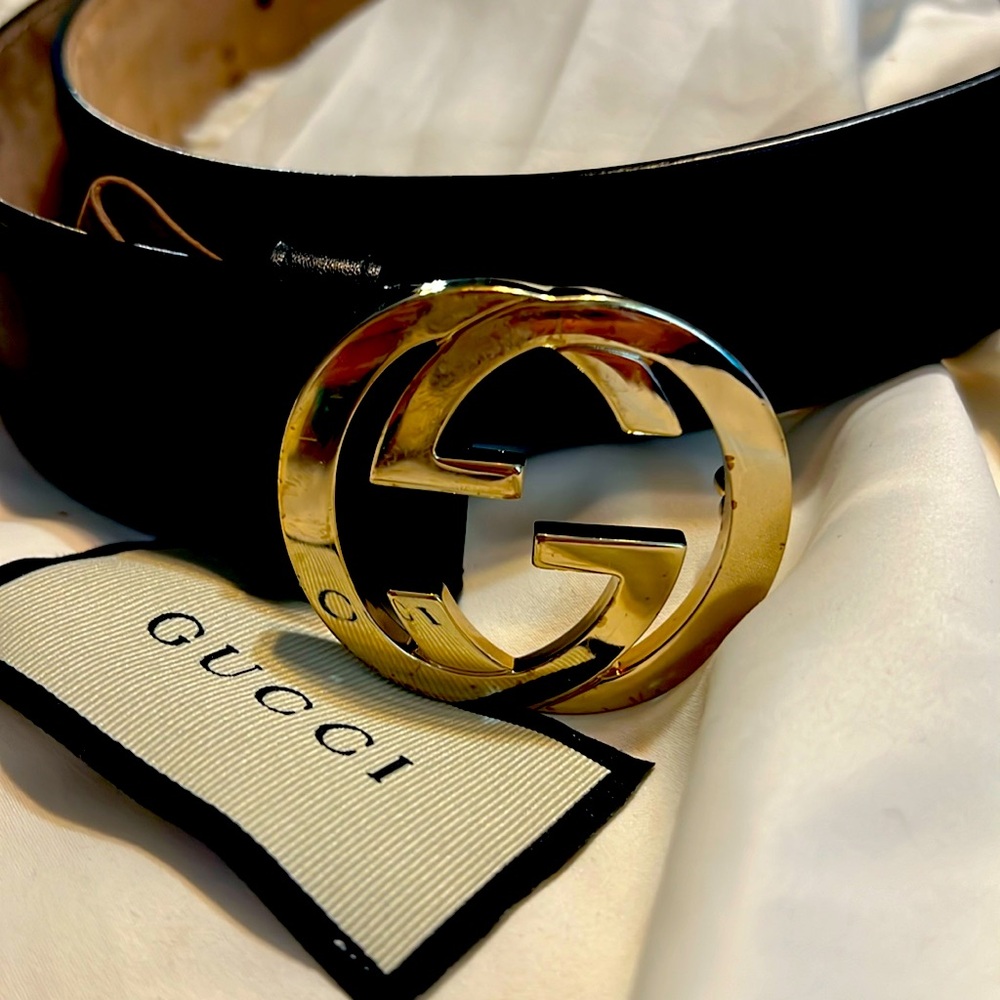 Black and gold women’s Gucci belt